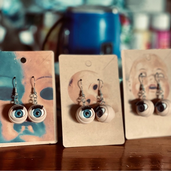 Creepy Cute Retro Doll Eye Earrings with Blinking Eyelashes Fun Weird Halloween - Picture 7 of 13